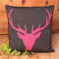 „Hirsch 2“ Baumwollkissen mit Hirschmotiv, pink schwarz, im modernen alpenländischen Stil