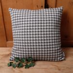 „Rauten und Sternen Motiv“ Baumwollkissen in Rot und Schwarz, alpenländischen Stil