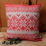 „Hirsche allover“ Kissenbezug aus Baumwolle im alpenländischen Alpine Style – Rotbraun