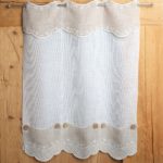 Scheibengardine im alpinen Landhaus-Stil, Shabby Chic, Herzhechen Stickerei und Schlaufen mit Knopf „M – 5681“ Fb. 55 taupe