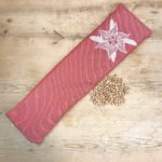 Kirschkernkissen „Edelweiß“ grün zweiseitig, Länge ideal für den Halsbereich