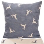 „Hirsche allover“ Kissenbezug aus Baumwolle im alpenländischen Alpine Style – Braun