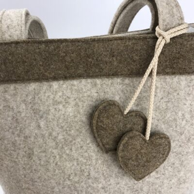 Filz-Schultertasche Sandy mit Reißverschluss, mit Herzmotiv, Farbe beige Filz-Schultertasche Sandy mit Reißverschluss, mit Herzmotiv, Farbe beige