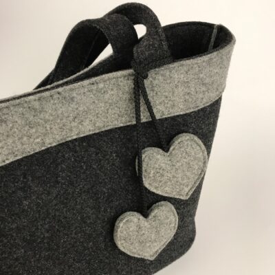 Filz-Schultertasche „Doris“, mit Herzmotiv, Farbe schwarz