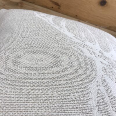 „Hirschkopf Nr. 6“ Kissenbezug aus 80% Baumwolle und 20% Leinen, 44×44 cm, naturfarben