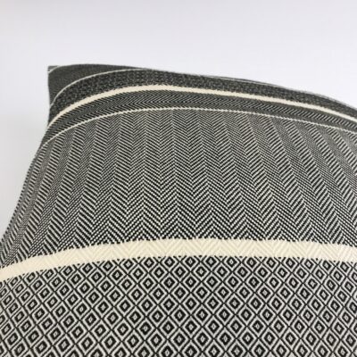 Kissenbezug schwarz und weiß gestreift aus 100 % Baumwolle, Jacquardstoff, STRIADES