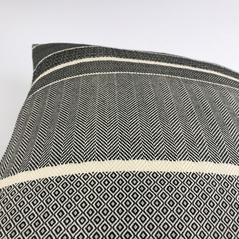 Kissenbezug schwarz und weiß gestreift aus 100 % Baumwolle, Jacquardstoff, STRIADES