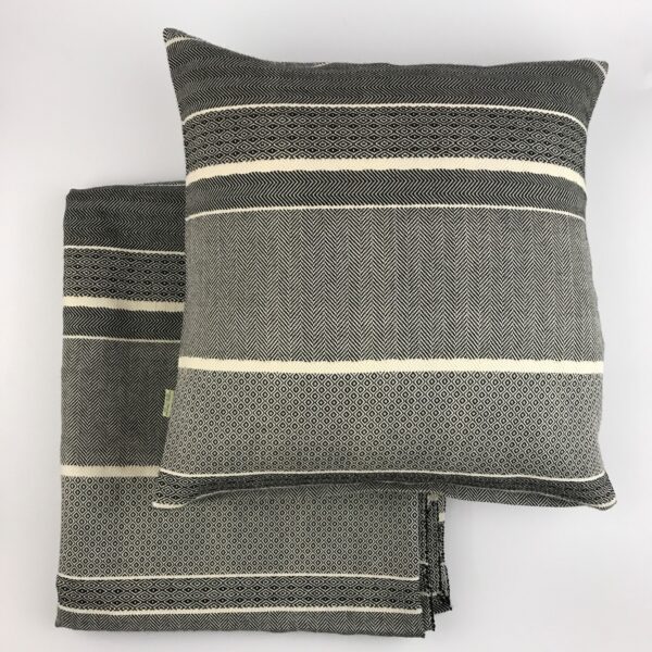 Kissenbezug schwarz und weiß gestreift aus 100 % Baumwolle, Jacquardstoff, STRIADES