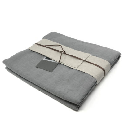 „Baguio“ Parure Copripiumino in lino e cotone Tinto in capo Stonewashed, sinogolo e matrimoniale, colore baguio grigio „Baguio“ Parure Copripiumino in lino e cotone Tinto in capo Stonewashed, sinogolo e matrimoniale, colore baguio grigio