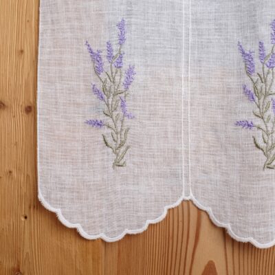 Scheibengardine bestickt mit kleinen Lavendelblüten, im Tiroler Alpenstil, Landhaus- und Shabby-Chic-Bergstil, M-5635