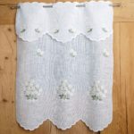 Scheibengardine bestickt mit kleinen Lavendelblüten, im Tiroler Alpenstil, Landhaus- und Shabby-Chic-Bergstil, M-5635