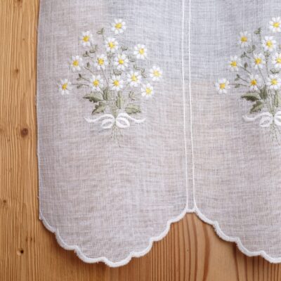 Bistrogardine mit kleinen Kamillenblüten bestickt,im Tiroler Landhausstil, Shabby-Chic-Alpenstil, M-6642 V2