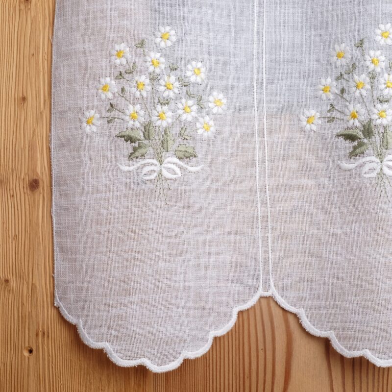 Bistrogardine mit kleinen Kamillenblüten bestickt,im Tiroler Landhausstil, Shabby-Chic-Alpenstil, M-6642 V2