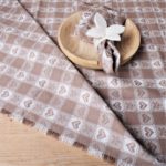 Tischdecke mit Karo und Herzen Motiv im Landhausstil, Tischwäsche und Stoffabschnitt, „Pustertal“ grau
