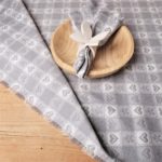 Tischdecke mit Karo und Herzen Motiv im Landhausstil, Tischwäsche und Stoffabschnitt, „Pustertal“ gelb