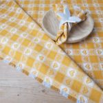 Tischdecke mit Karo und Herzen Motiv im Landhausstil, Tischwäsche und Stoffabschnitt, „Pustertal“ bordeaux