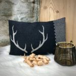 Zirbenkissen Landhausstil Alpen, Hirsche Herz Motiv, beige-rot, 22 x 35 cm, „Cervi e Cuore“