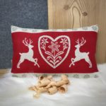 Zirbenkissen Landhausstil Alpen, Hirsche Herz Motiv, beige-rot, 22 x 35 cm, „Cervi e Cuore“