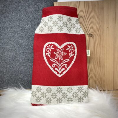Wärmflasche mit Alpenmotiv Hirsch und Herz, Bezug aus reiner Baumwolle, rot
