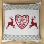 Zierkissen Landhausstil Alpen, Hirsche Herz Motiv, rot, „Cervi e cuore“
