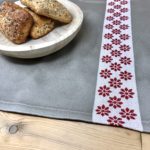 „Hirsch und Herzmotiv“ Mitteldecke, Landhausstil, 100% Baumwolle Jacquard, 85 x 85 cm, Farbe rot