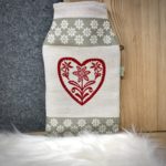 Zirbenkissen Landhausstil Alpen, Hirsche Herz Motiv, rot, 22 x 35 cm, „Cervi e Cuore“