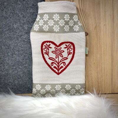 Wärmflasche mit Alpenmotiv „Hirsch und Herz“, Bezug aus reiner Baumwolle, 22×30 cm, beige und rot