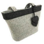 Filz-Schultertasche Sandy mit Reißverschluss, mit Herzmotiv, Farbe beige