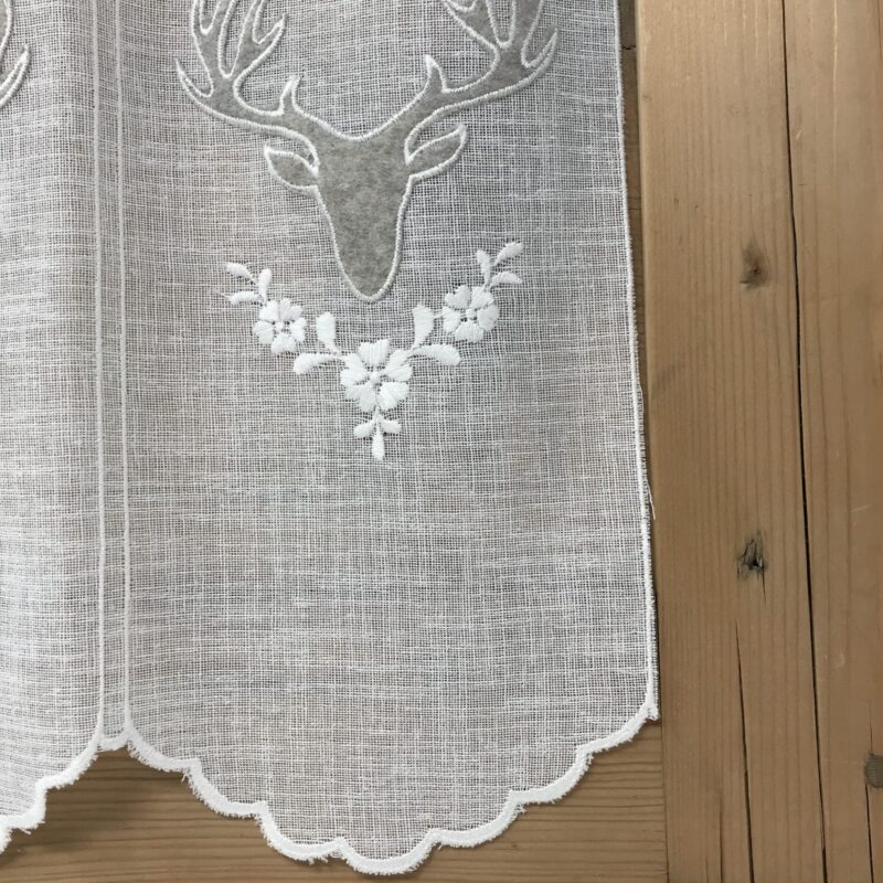 Scheibengardine im alpinen Landhaus-Stil, Shabby Chic, mit besticktem Hirschmotiv aus Loden „M–6864“, Naturfarben