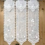 Scheibengardine im alpinen Landhaus-Stil, Shabby Chic, mit besticktem Hirschmotiv aus Loden „M–6864“, Naturfarben