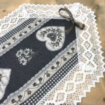 Tischläufer mit Herzen Motiv und Spitze, Landhausstil, rot „i cörs A273“