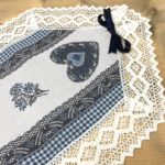 Tischläufer mit Herzen Motiv und Spitze, Landhausstil, grau „i cörs A163“