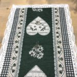 Tischdecke mit Karo und Herzen Motiv im Landhausstil, Tischwäsche und Stoffabschnitt, „Pustertal“ bordeaux