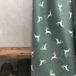 Vorhang mit Berg Motiv aus Kunstloden, Farbe grau, 135×260 mit Ösen