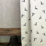 Maßgeschneiderte Tiroler Landhaus-Berggardine, Herzen und Quadrate, blickdicht