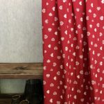 Maßgeschneiderte Tiroler Landhaus-Berggardine, Herzen und Quadrate, blickdicht