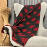 Wolldecke mit Hirsch und Geweih mit Blumen, Landhausstil, Farbe grau bordeaux