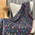Wolldecke mit buntes punktiertes Muster – Pois Farbe grau