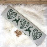 Kirschkernkissen Wärmekissen, Hirsch, Herz und Edelweiß Motiv, Körnerkissen für Nacken und Schulter aus Baumwolle, 50 x 14 cm, Farbe Grün