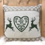 „Hirsche allover“ Kissenbezug aus Baumwolle im alpenländischen Alpine Style – Grün