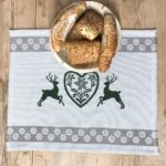 Mitteldecke mit Hirsch, Herz und Blumen Motiv, Landhausstil, 100% Baumwolle, 85×85 cm, Farbe Grün