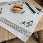 Tischläufer mit Hirsch, Herz und Blumen Motiv, 100% Baumwolle, 38×120 cm, Farbe Grün