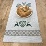 Tischläufer mit Hirsch, Herz und Blumen Motiv, 100% Baumwolle, 38×120 cm, Farbe Grün