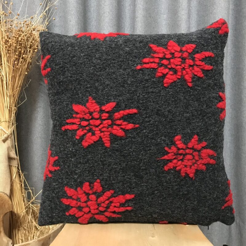 Wollkissen mit Edelweiß Motiv, Landhausstil, Farbe anthrazit und rot, 50×50 cm