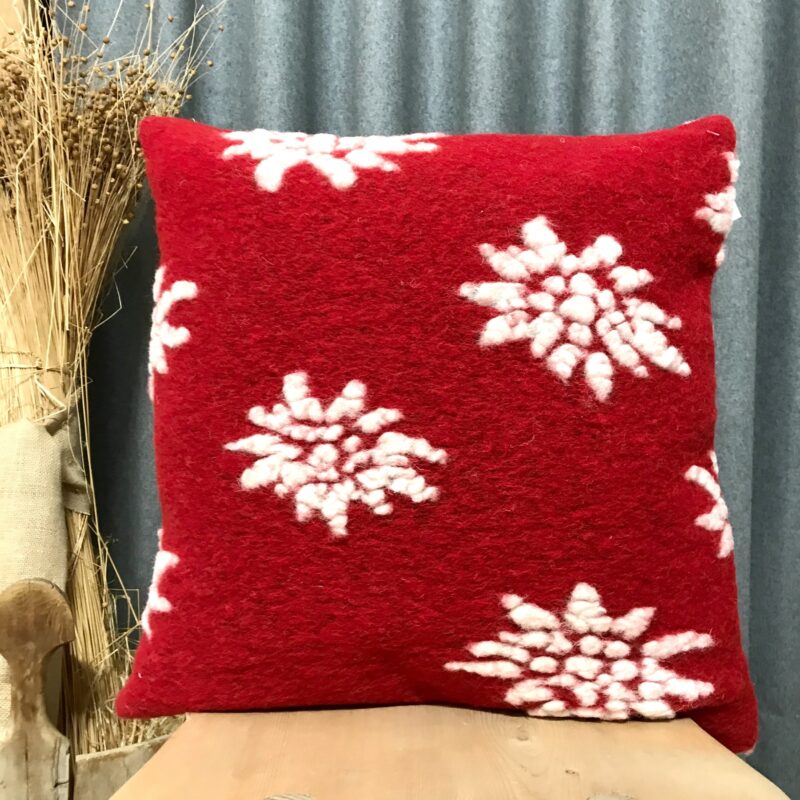 Wollkissen mit Edelweiß Motiv, Landhausstil, Farbe rot, 45×45 cm