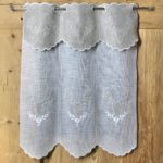 Scheibengardine im alpinen Landhaus-Stil, Shabby Chic, mit besticktem Blumenmotiv, Art. Siena – Makramee