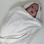 Scheibengardine im alpinen Landhaus-Stil, Shabby Chic, Herzhechen Stickerei und Schlaufen mit Knopf „M – 5681“ Fb. rot