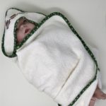 Kinderbademantel mit Kapuze und Taschen, Stickmuster Bären,  von 1 bis 6 Jahren, 100% Baumwolle Frottee, Farbe Rot