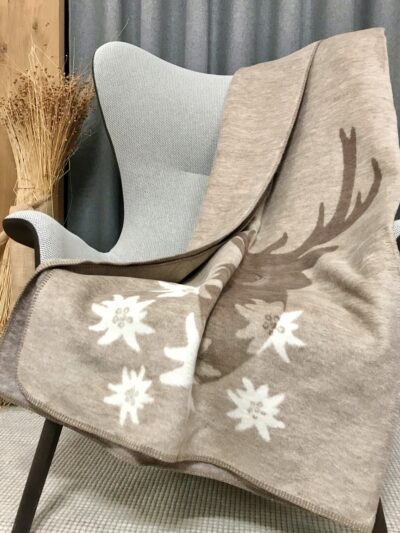 Decke „Hirsch & Edelweiß“, beige braun, doubleface, weiche Baumwollmischung