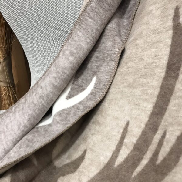 Decke „Hirsch & Edelweiß“, beige braun, doubleface, weiche Baumwollmischung